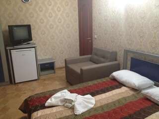 Гостевой дом My House Hotel Тбилиси Четырехместный номер с балконом-2