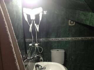 Гостевой дом My House Hotel Тбилиси Четырехместный номер с балконом-7