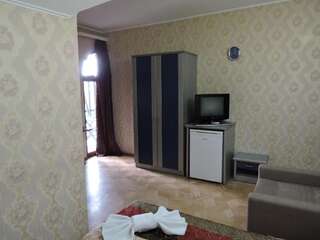 Гостевой дом My House Hotel Тбилиси Четырехместный номер с балконом-10