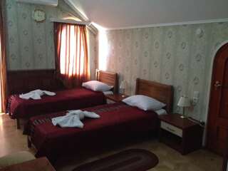 Гостевой дом My House Hotel Тбилиси Трехместный номер с балконом-1