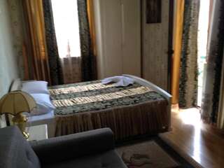 Гостевой дом My House Hotel Тбилиси Люкс с балконом-1